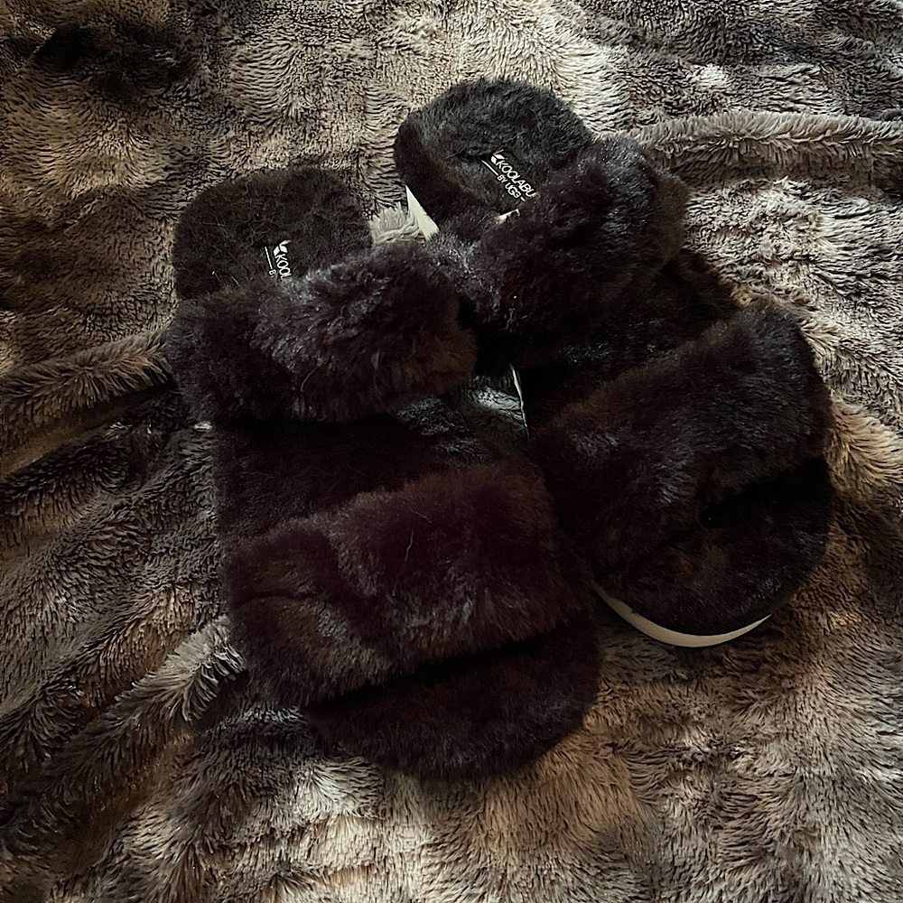 Size 7 women’s Koolaburra By UGG black fuzzy slippers / shoes